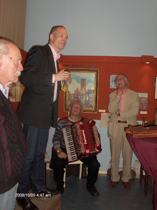 878113 Afbeelding van wethouder Cees van Eijk (links) tijdens zijn openingstoespraak bij de tentoonstelling 'Vodduh', ...